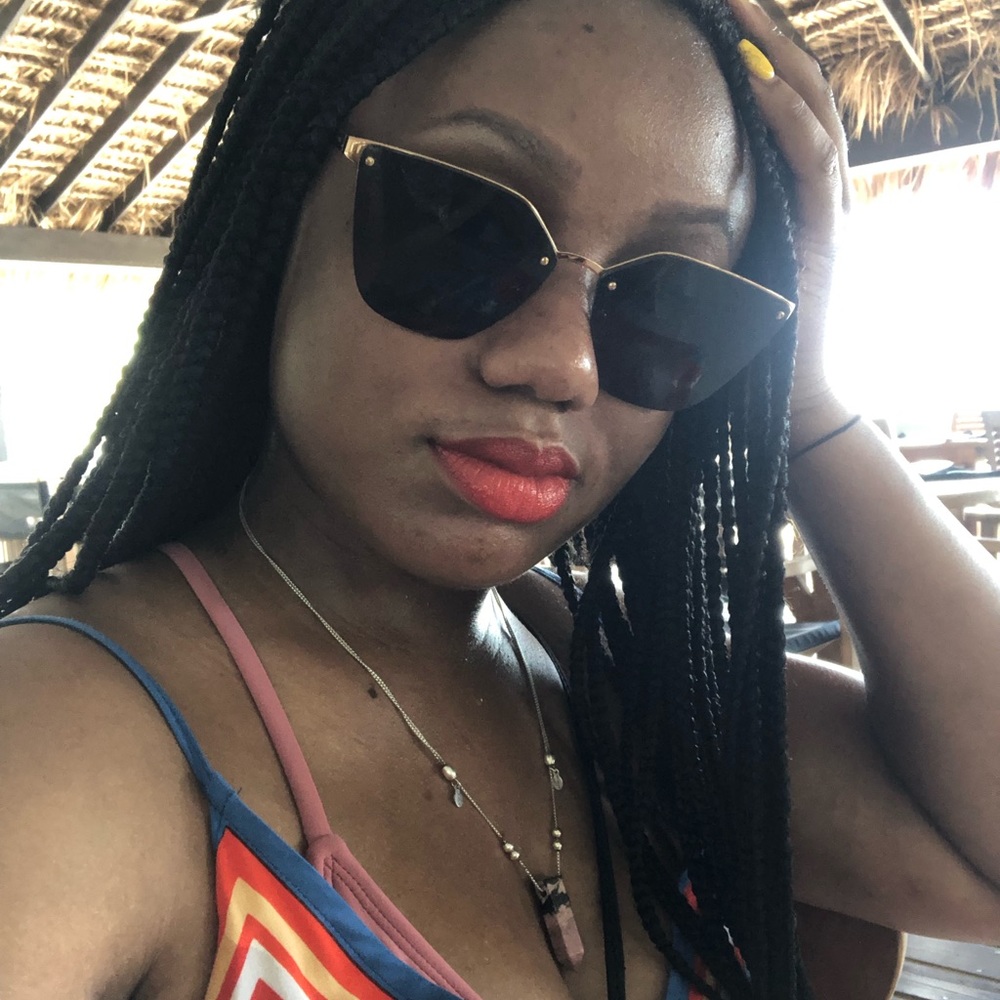 Meet your Posher, Courtney